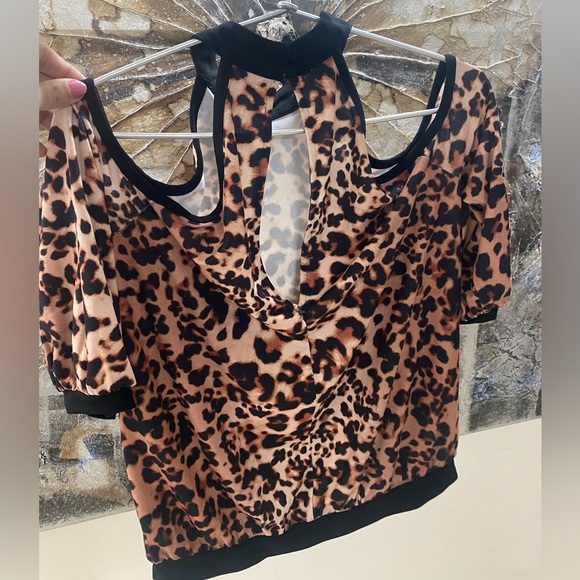 BEBE ANIMAL PRINT COLD SHOULDER TOP. BRAND NEW. SIZE MEDIUM. - Picture 2 of 3